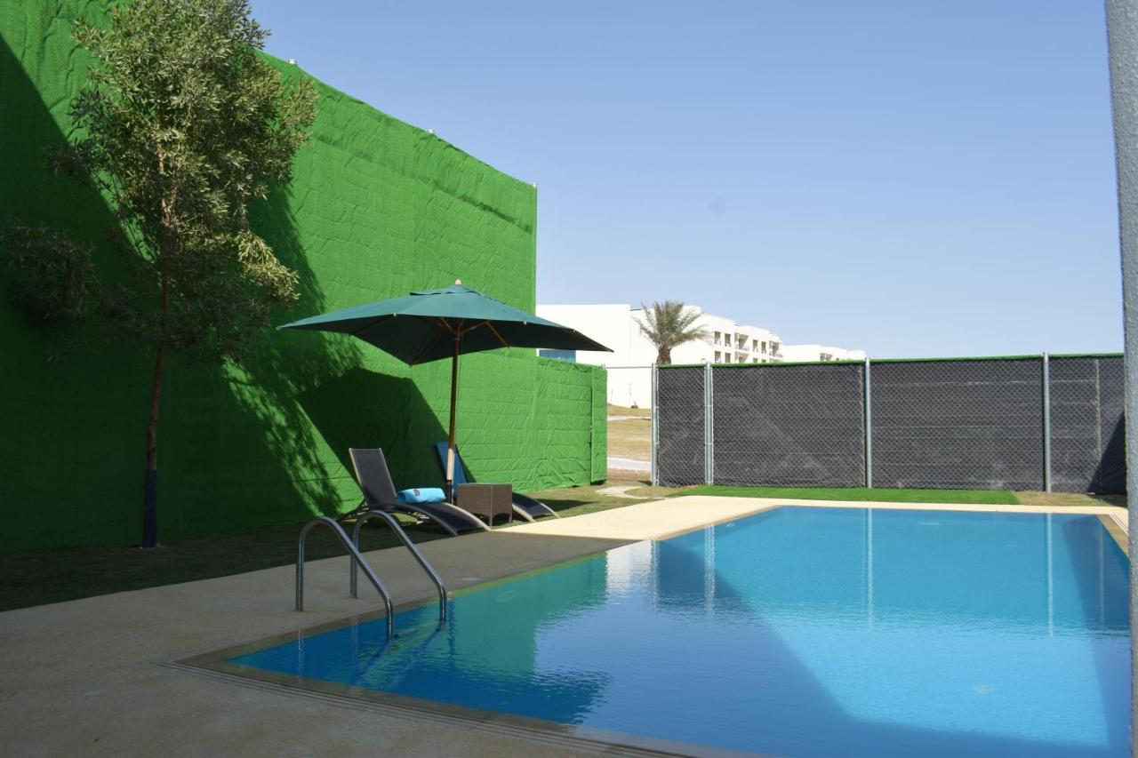 Retaj Salwa Resort & Spa Doha Ngoại thất bức ảnh A swimming pool in a private garden