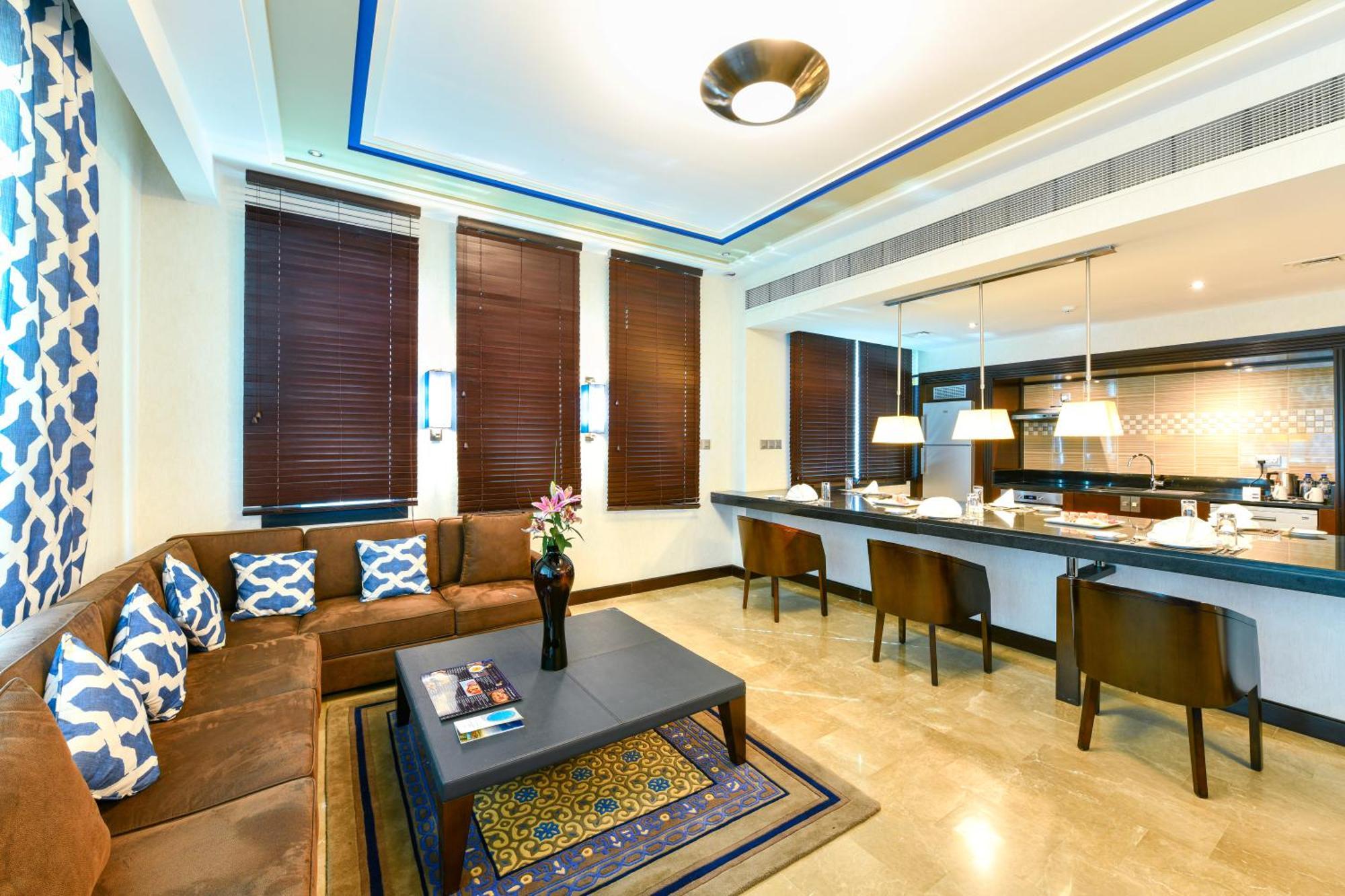 Retaj Salwa Resort & Spa Doha Ngoại thất bức ảnh A suite at the hotel