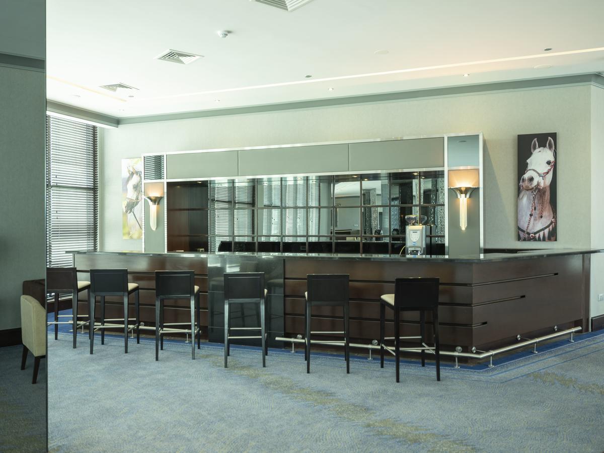 Retaj Salwa Resort & Spa Doha Ngoại thất bức ảnh The bar at the 360° Club