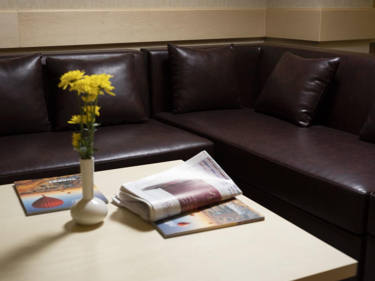 Retaj Salwa Resort & Spa Doha Ngoại thất bức ảnh A leather sofa