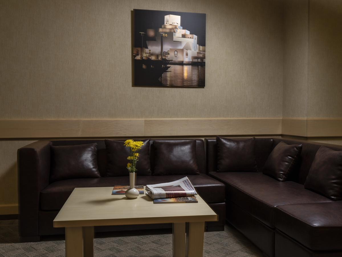 Retaj Salwa Resort & Spa Doha Ngoại thất bức ảnh A lounge at the airport