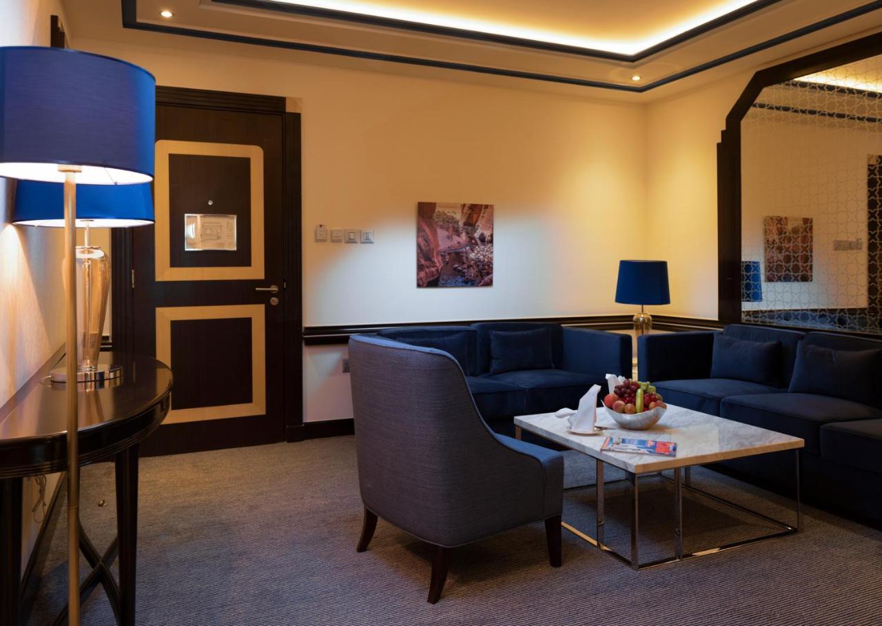Retaj Salwa Resort & Spa Doha Ngoại thất bức ảnh A suite at the hotel