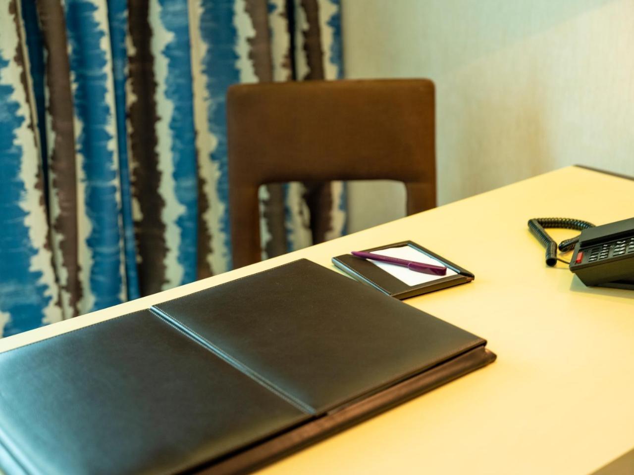 Retaj Salwa Resort & Spa Doha Ngoại thất bức ảnh A guest room at the hotel
